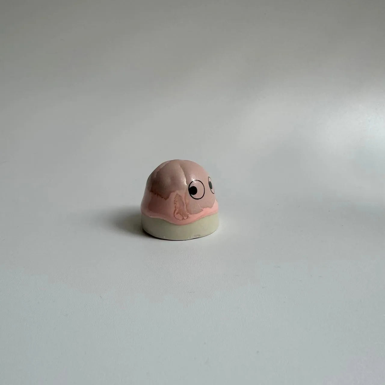 Familia Figurine | Dot | Brainiac | by Studio Arhoj