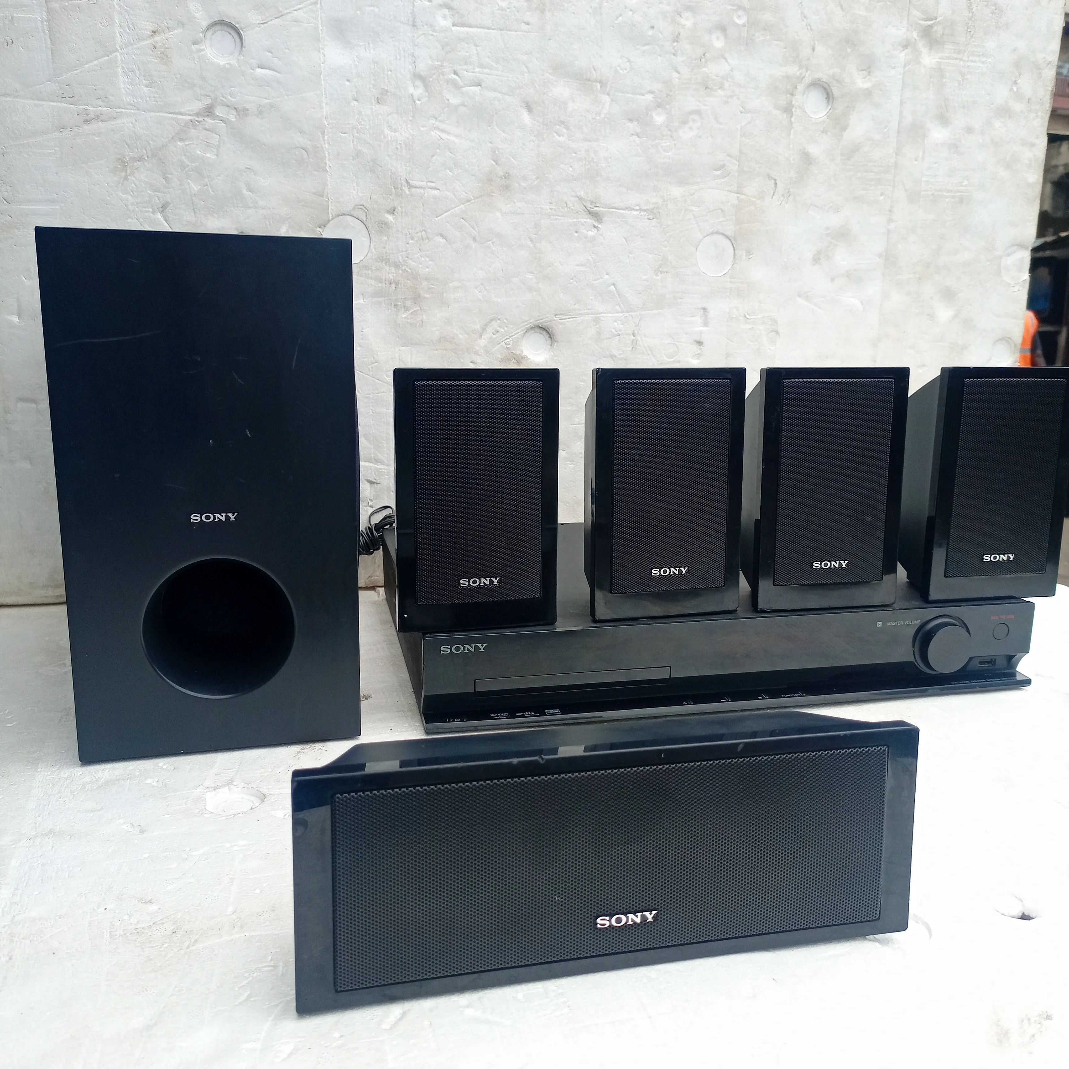 Sony DAV-DZ210 5.1Ch 600 watts DVD Home Theater System - London Used