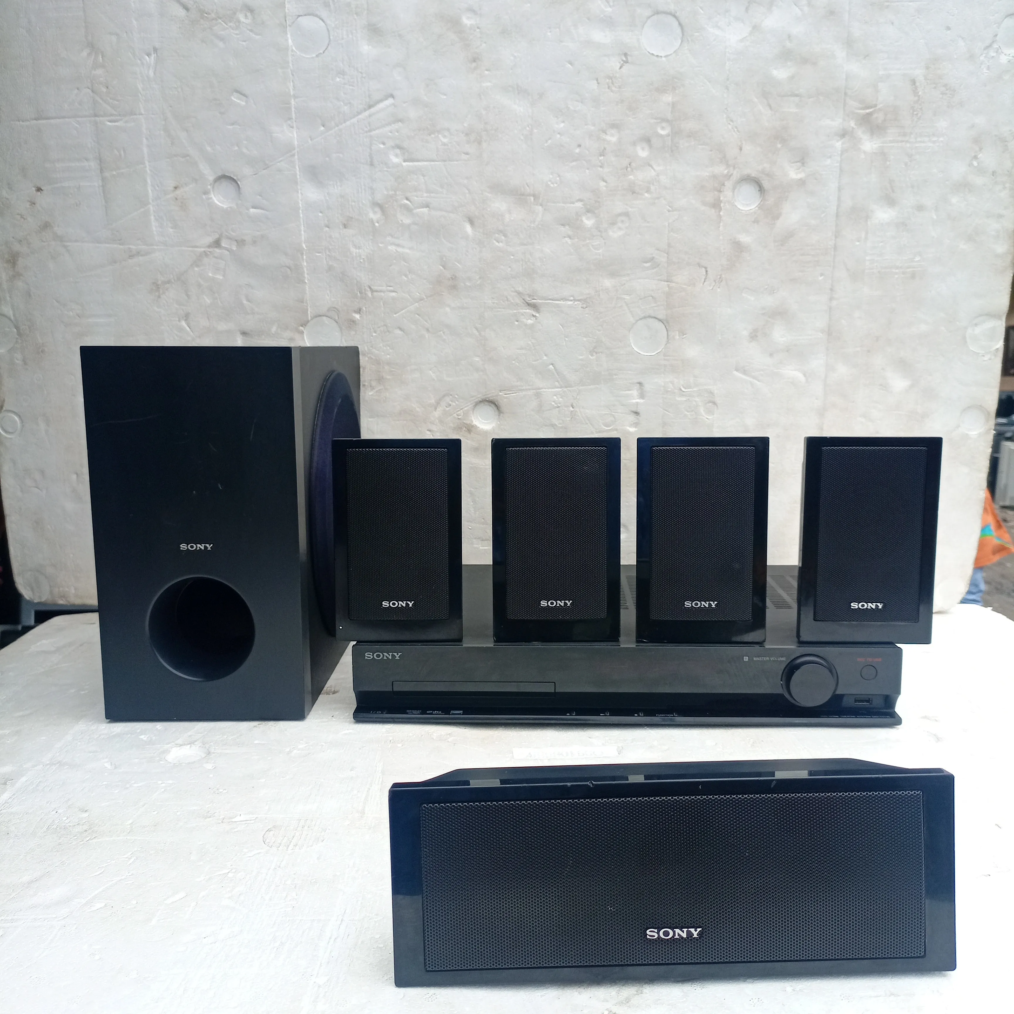 Sony DAV-DZ210 5.1Ch 600 watts DVD Home Theater System - London Used